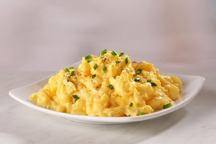 Scrambled eggs garnished with fresh chives